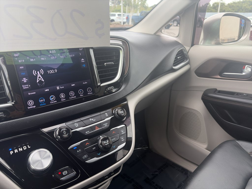 Used 2018 Chrysler Pacifica Touring-L FWD image 11