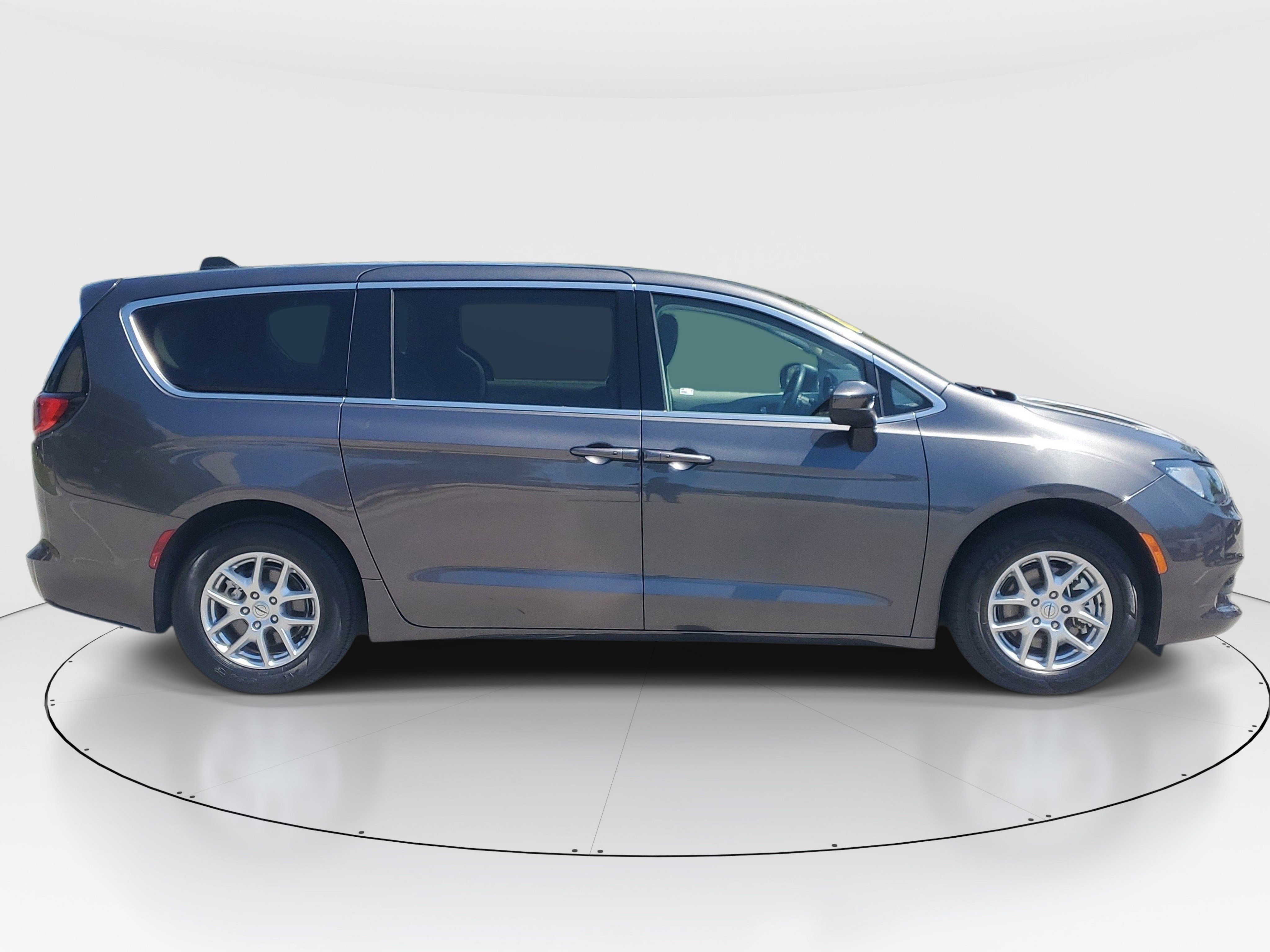 Used 2022 Chrysler Voyager LX image 2