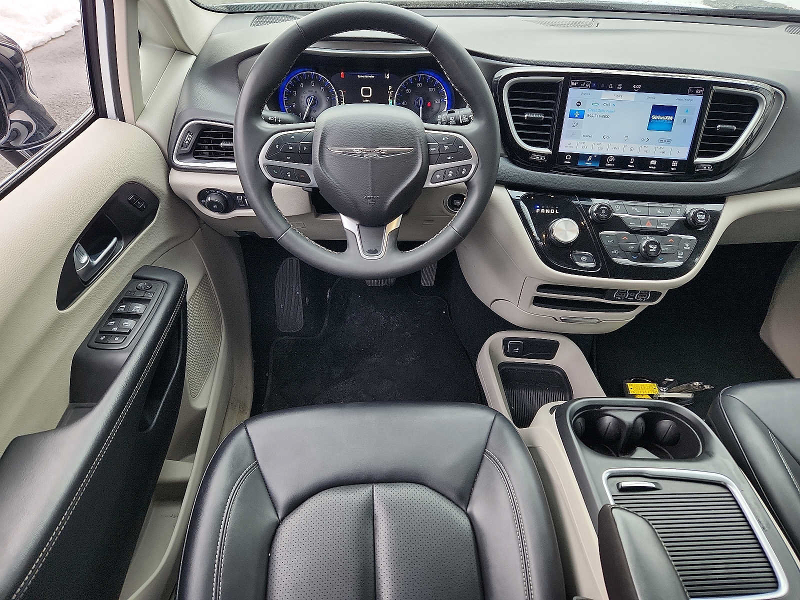 Used 2024 Chrysler Pacifica Touring-L FWD image 11
