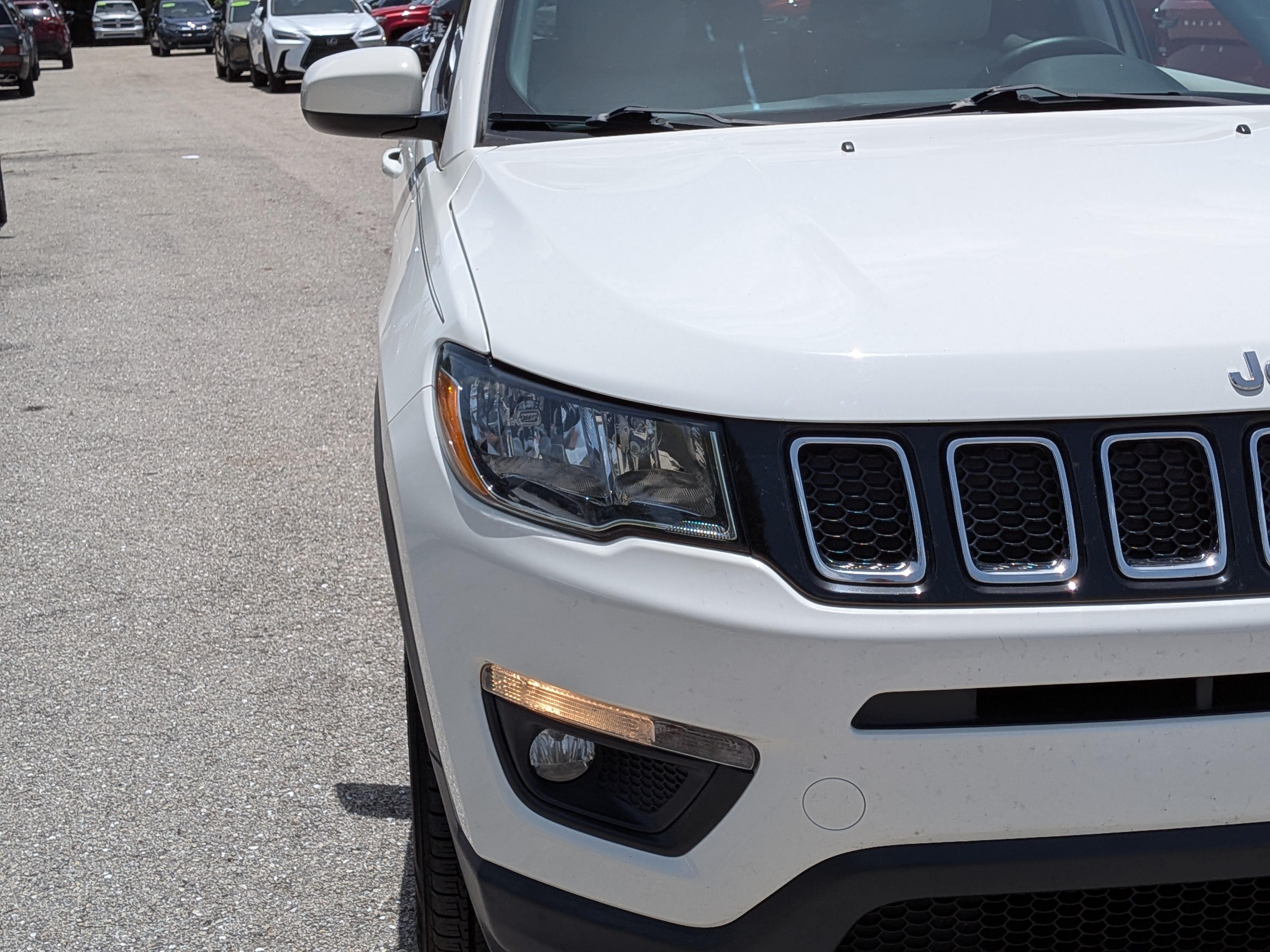 Used 2018 Jeep Compass Latitude FWD image 9