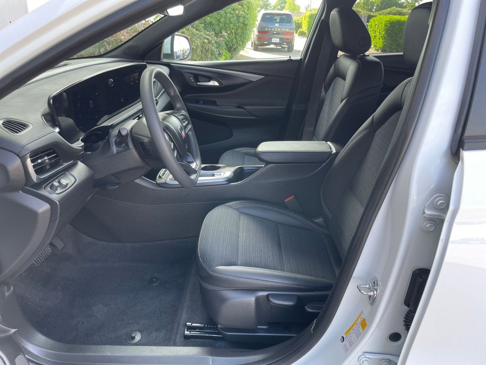 Used 2025 Buick Envista Preferred image 27