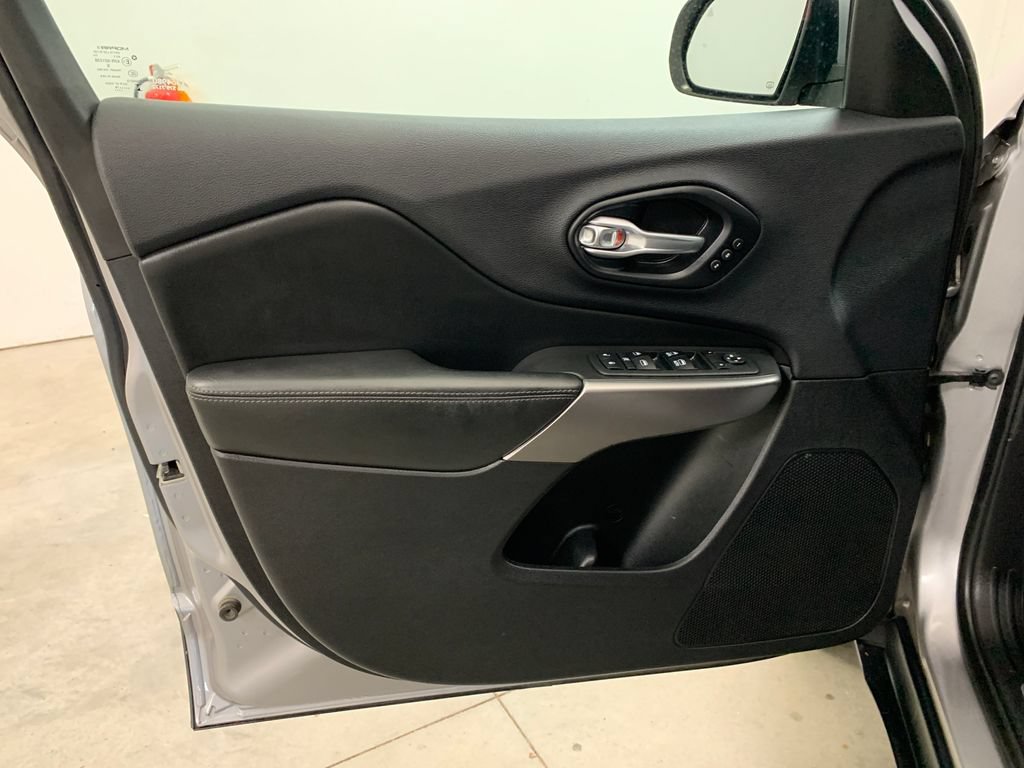 Used 2019 Jeep Cherokee Limited AWD/4WD image 7