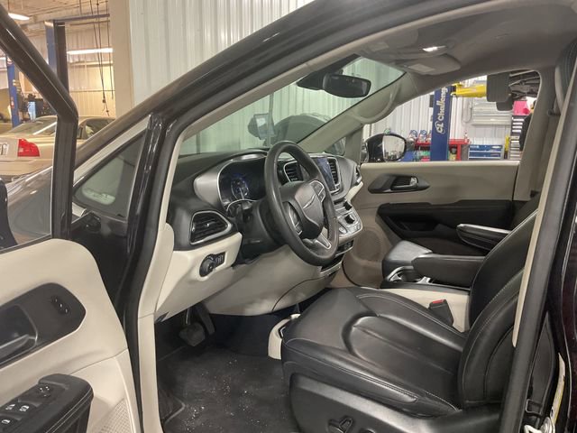 Used 2024 Chrysler Pacifica Touring-L image 8