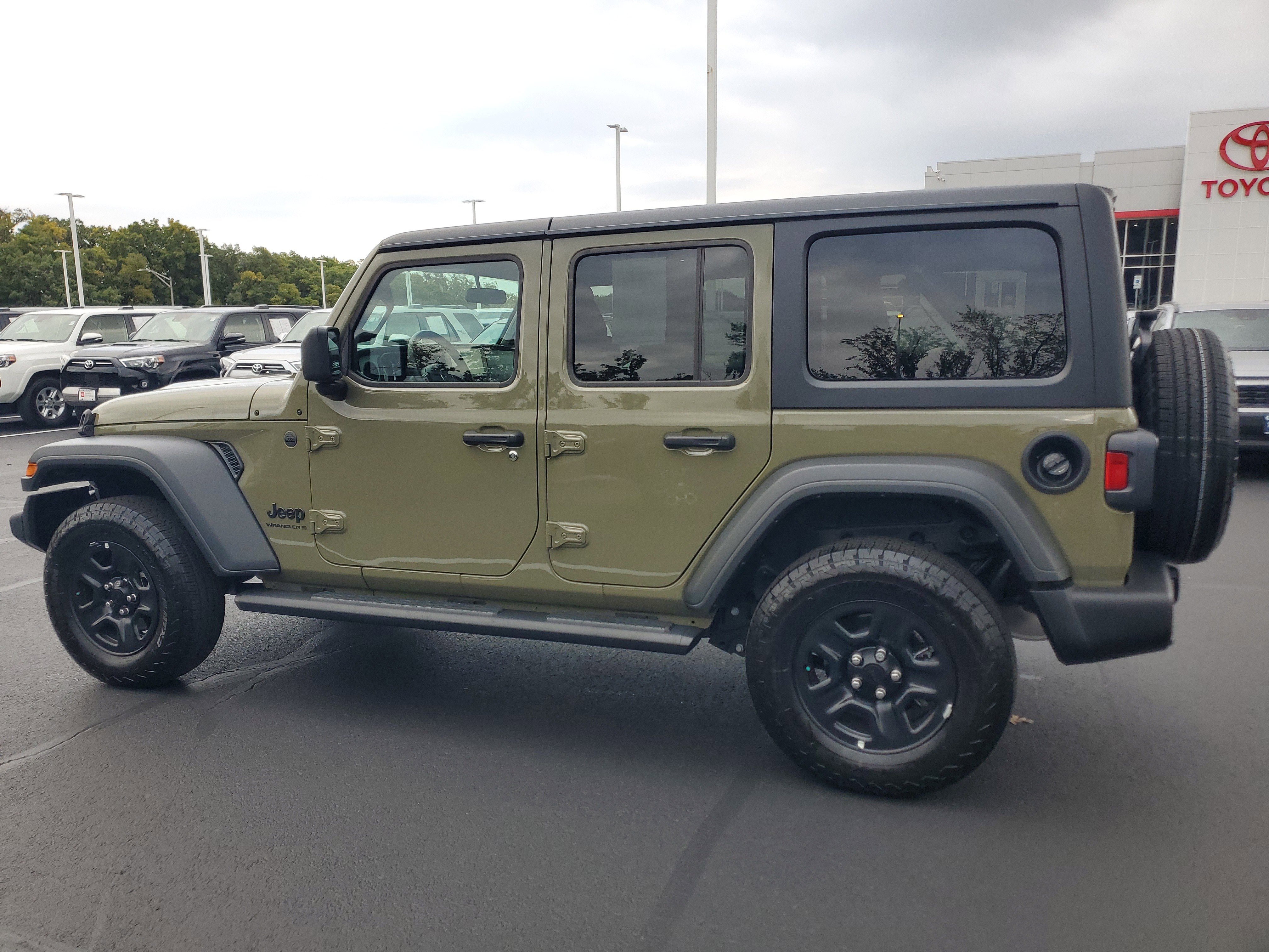 Used 2025 Jeep Wrangler Sport image 4