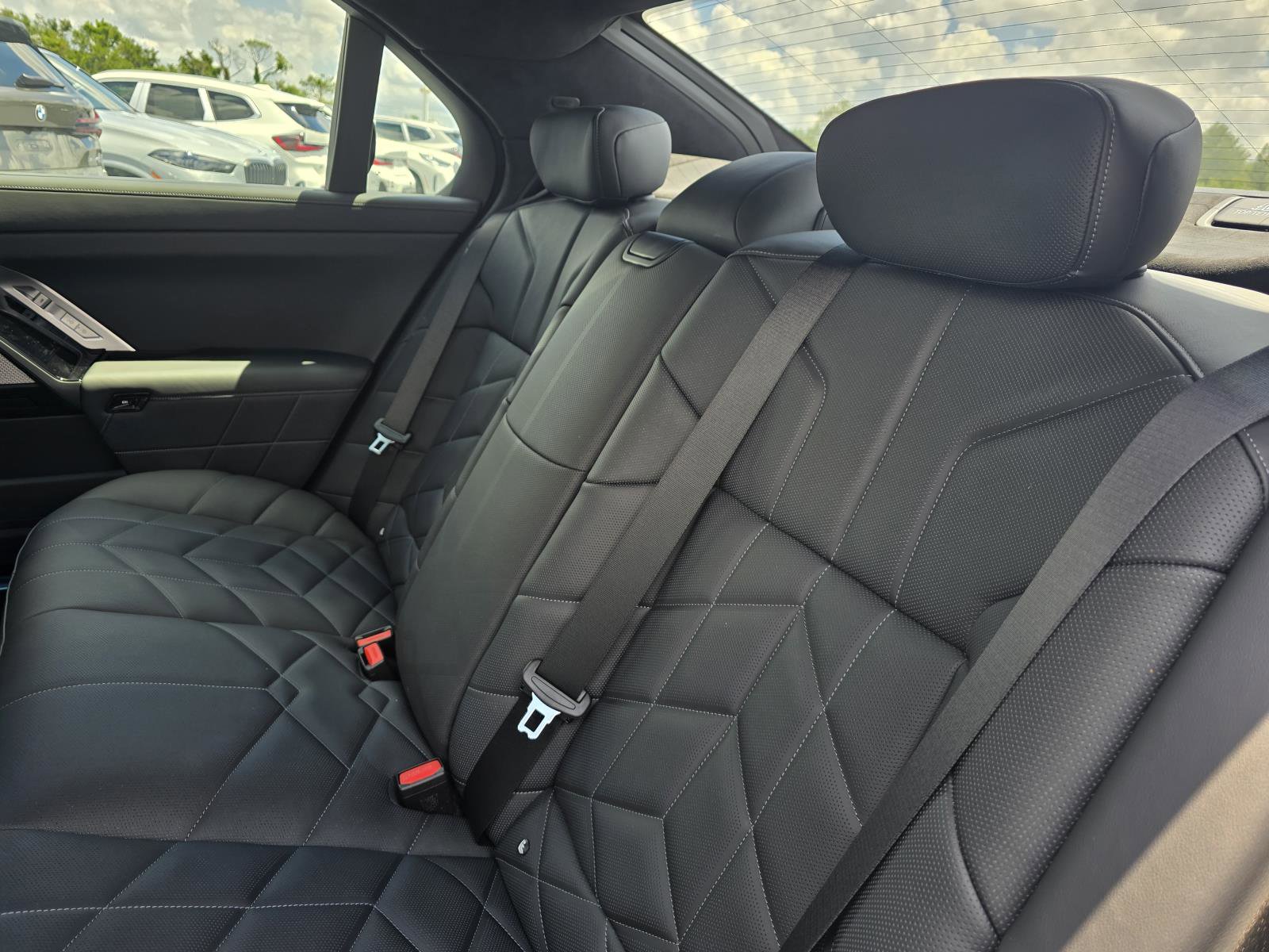 New 2025 BMW 750e xDrive w/ Premium Package image 16