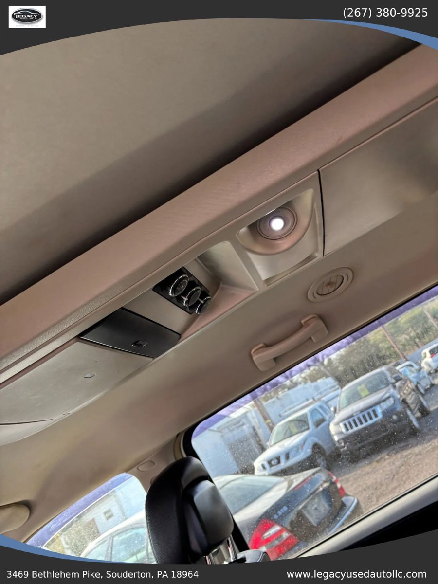 Used 2016 Chrysler Town & Country Touring FWD image 38