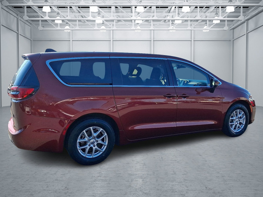 Certified 2023 Chrysler Pacifica Touring-L image 3