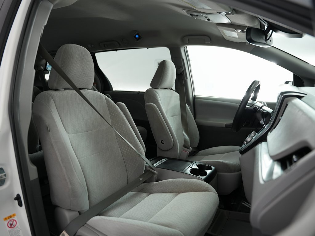Used 2018 Toyota Sienna LE image 51