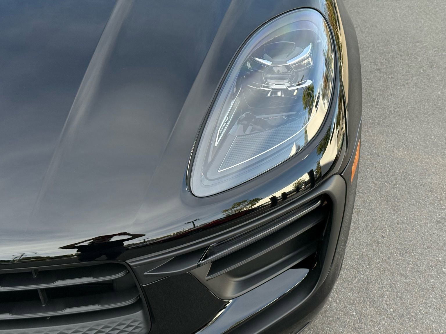 Used 2025 Porsche Macan AWD/4WD image 11