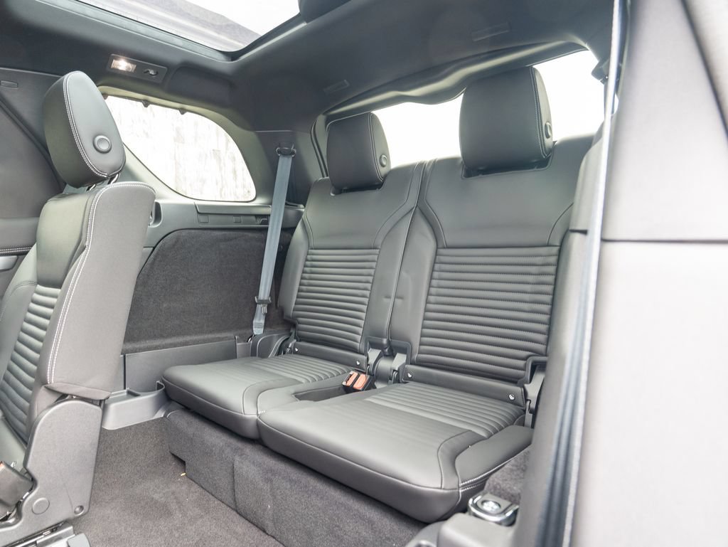 Certified 2025 Land Rover Discovery Dynamic SE AWD/4WD image 36