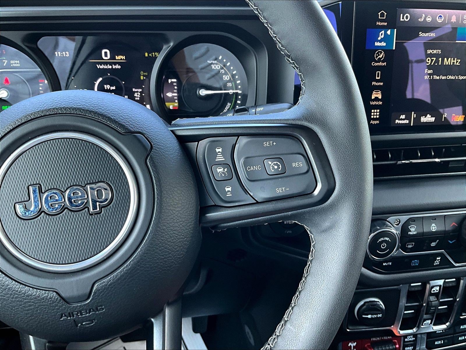 Used 2025 Jeep Wrangler Unlimited Rubicon 4xe w/ Convenience Group AWD/4WD image 12