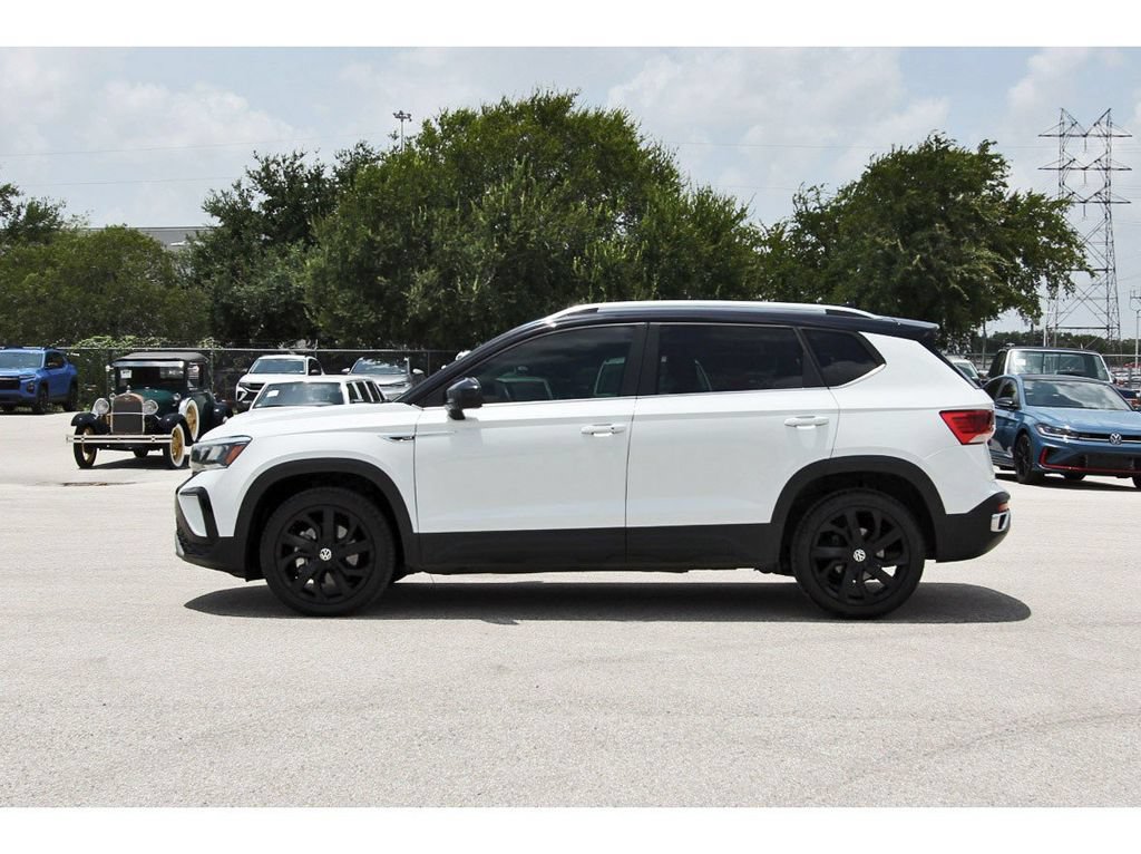 Used 2024 Volkswagen Taos SE w/ Panoramic Sunroof Package FWD image 6