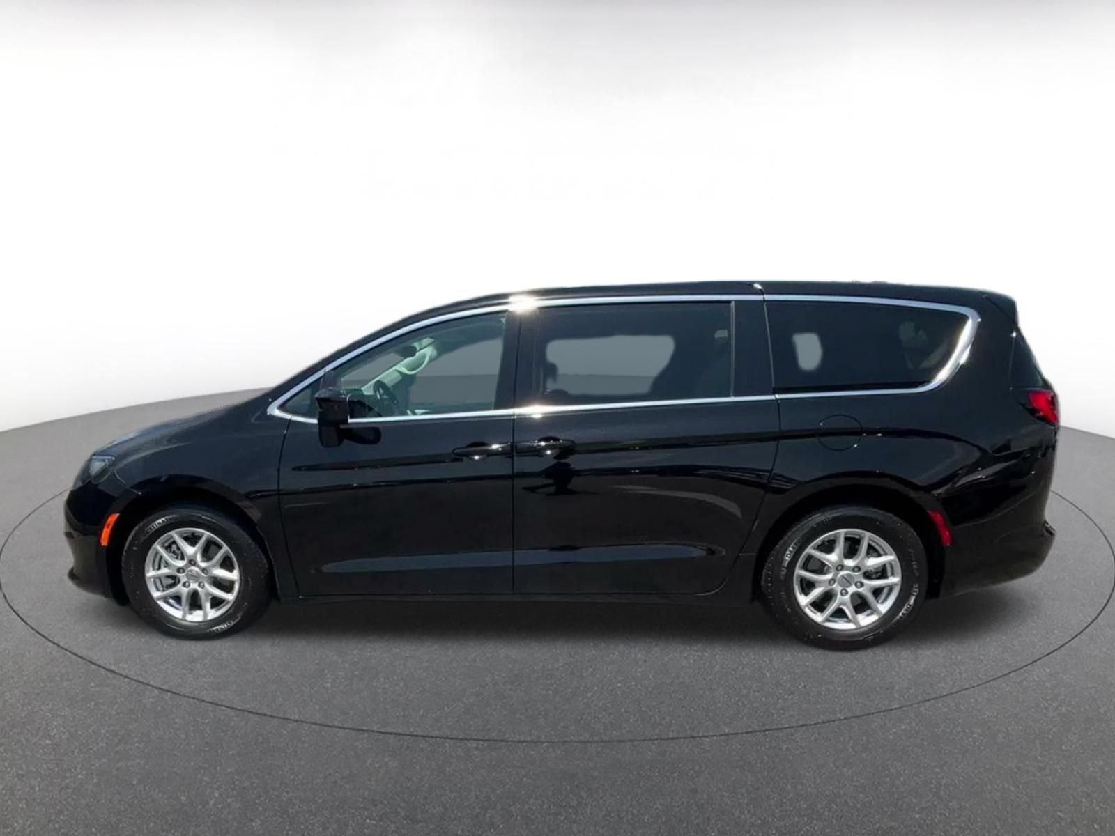 Used 2024 Chrysler Voyager LX FWD image 9