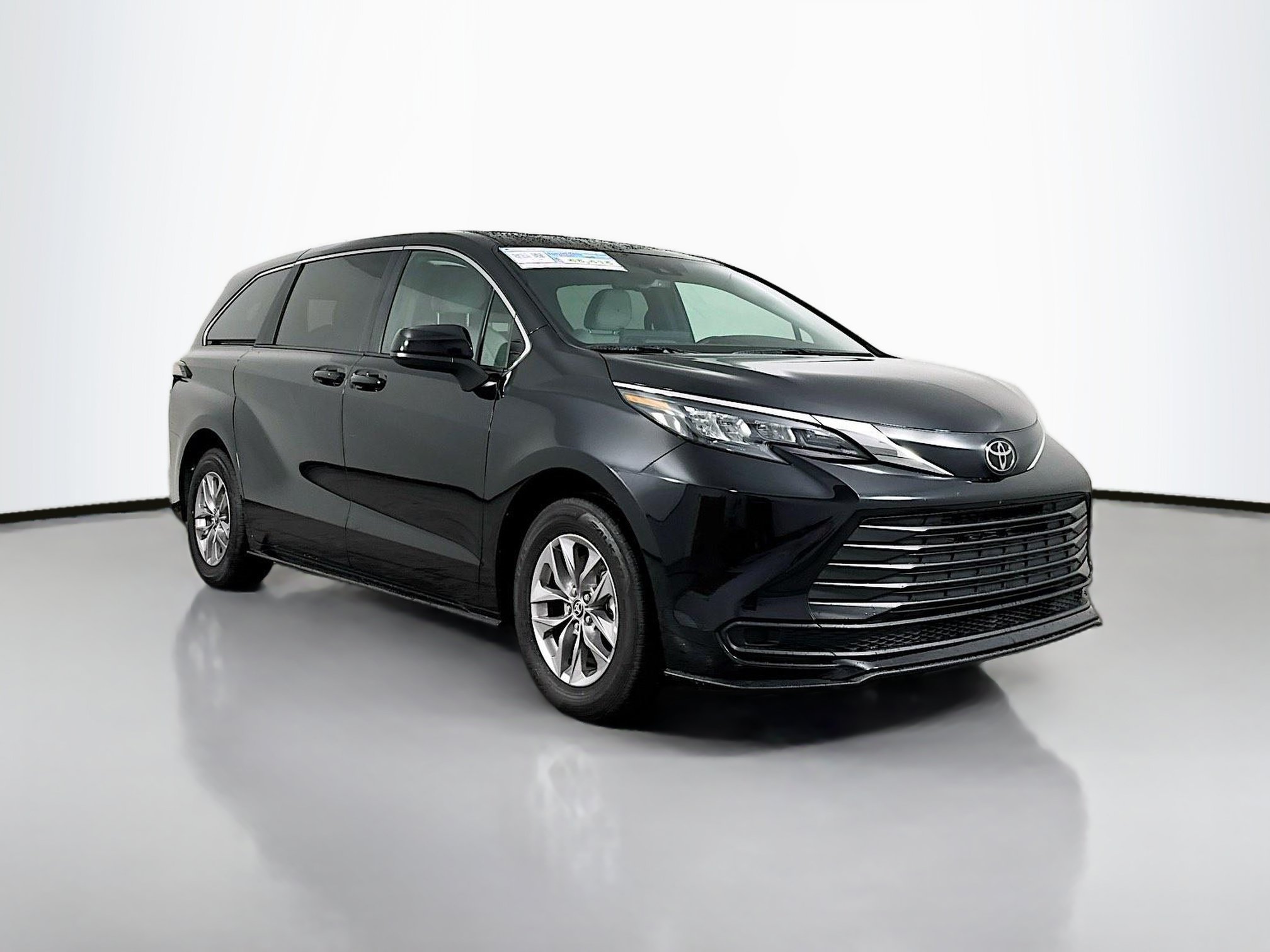 Certified 2026 Toyota Sienna LE FWD image 1