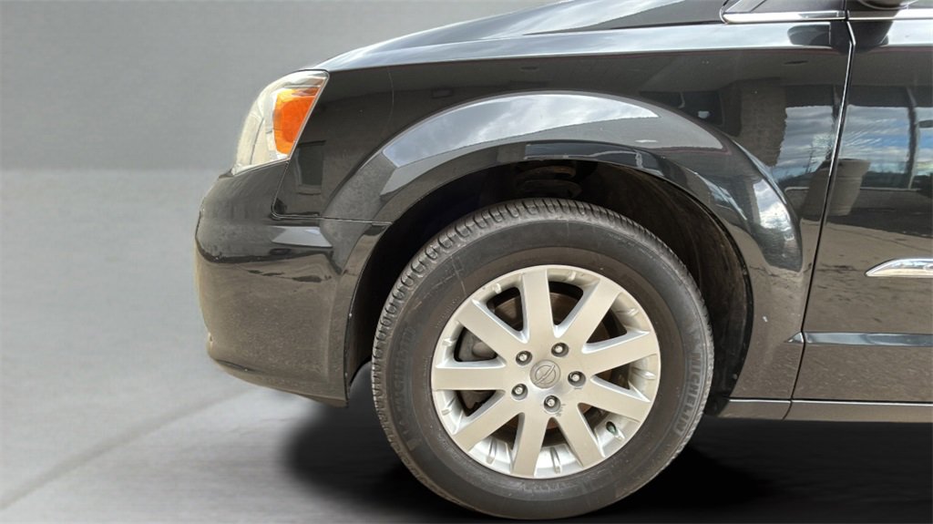 Used 2014 Chrysler Town & Country Touring image 9