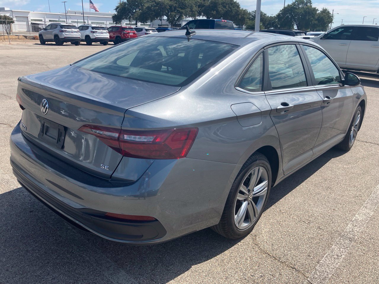 Used 2024 Volkswagen Jetta SE FWD image 4
