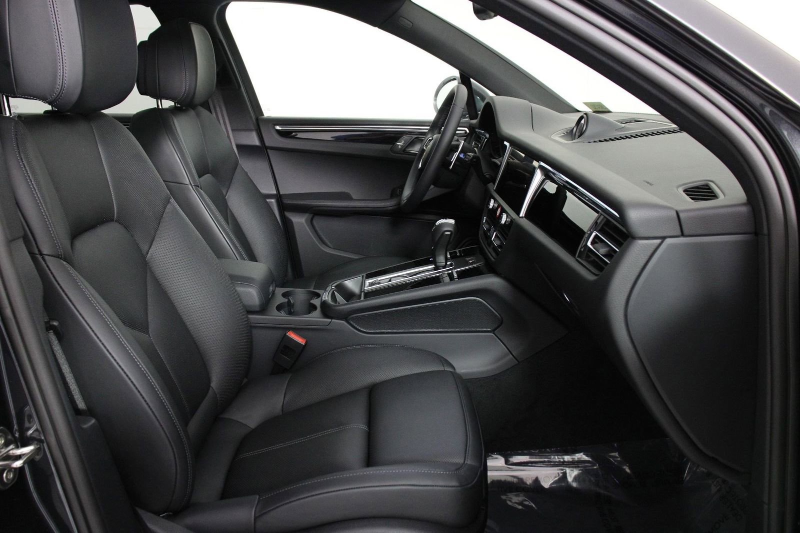 Certified 2025 Porsche Macan AWD/4WD image 31