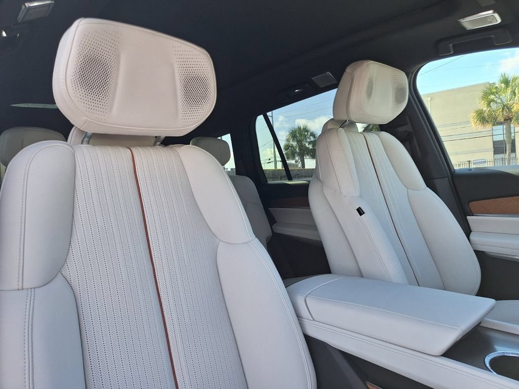 New 2027 Cadillac Vistiq Sport w/ LPO, Floor Liner Package AWD/4WD image 29
