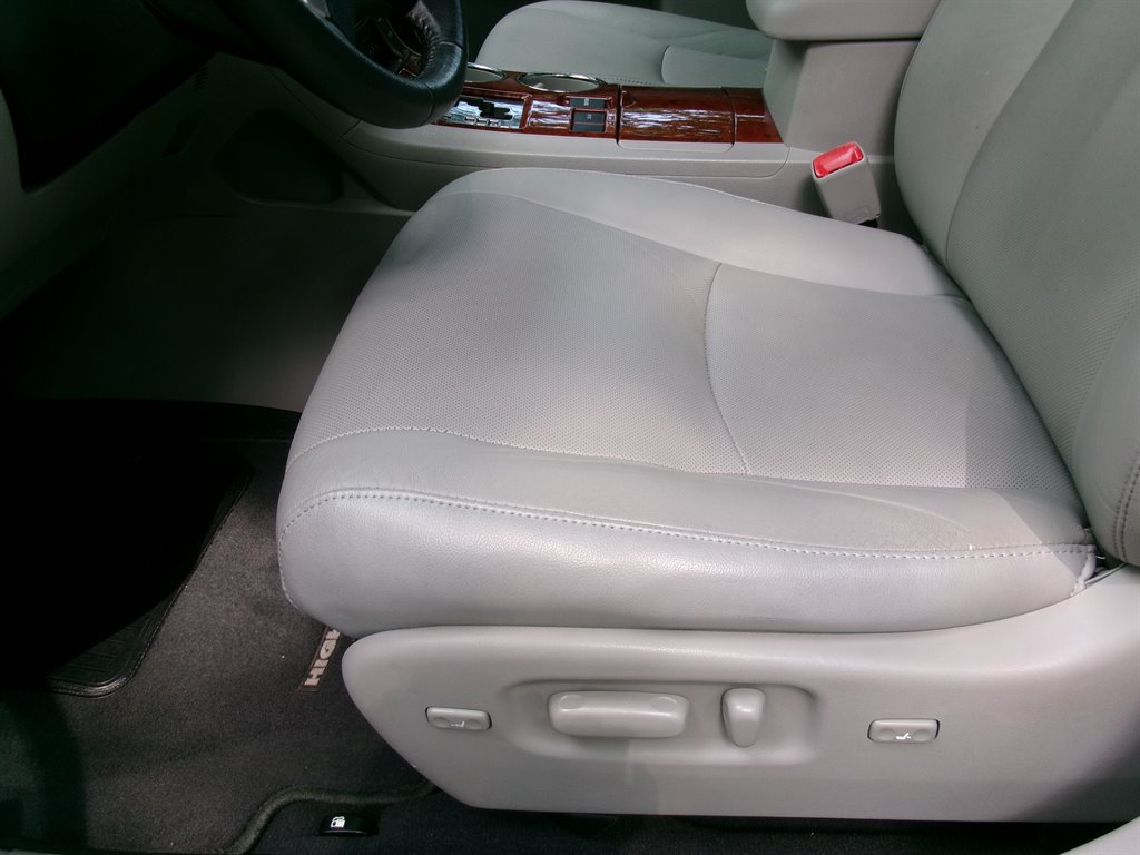 Used 2012 Toyota Highlander Limited w/ Tow Pkg FWD image 13