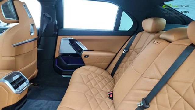 Used 2023 BMW 740i image 28