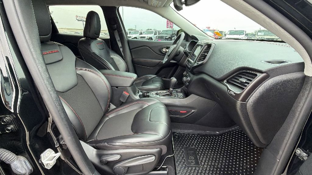 Used 2022 Jeep Cherokee Trailhawk AWD/4WD image 29