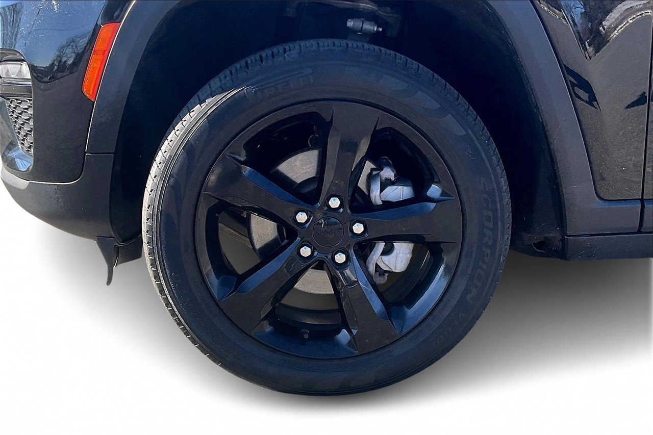 Used 2023 Jeep Grand Cherokee Limited w/ Black Appearance Package image 33