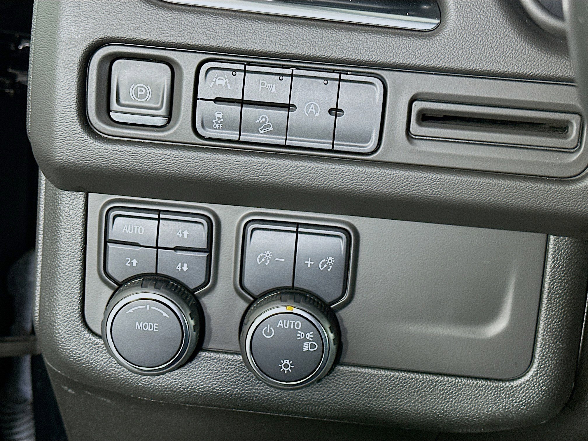 Used 2024 Chevrolet Suburban Premier image 17