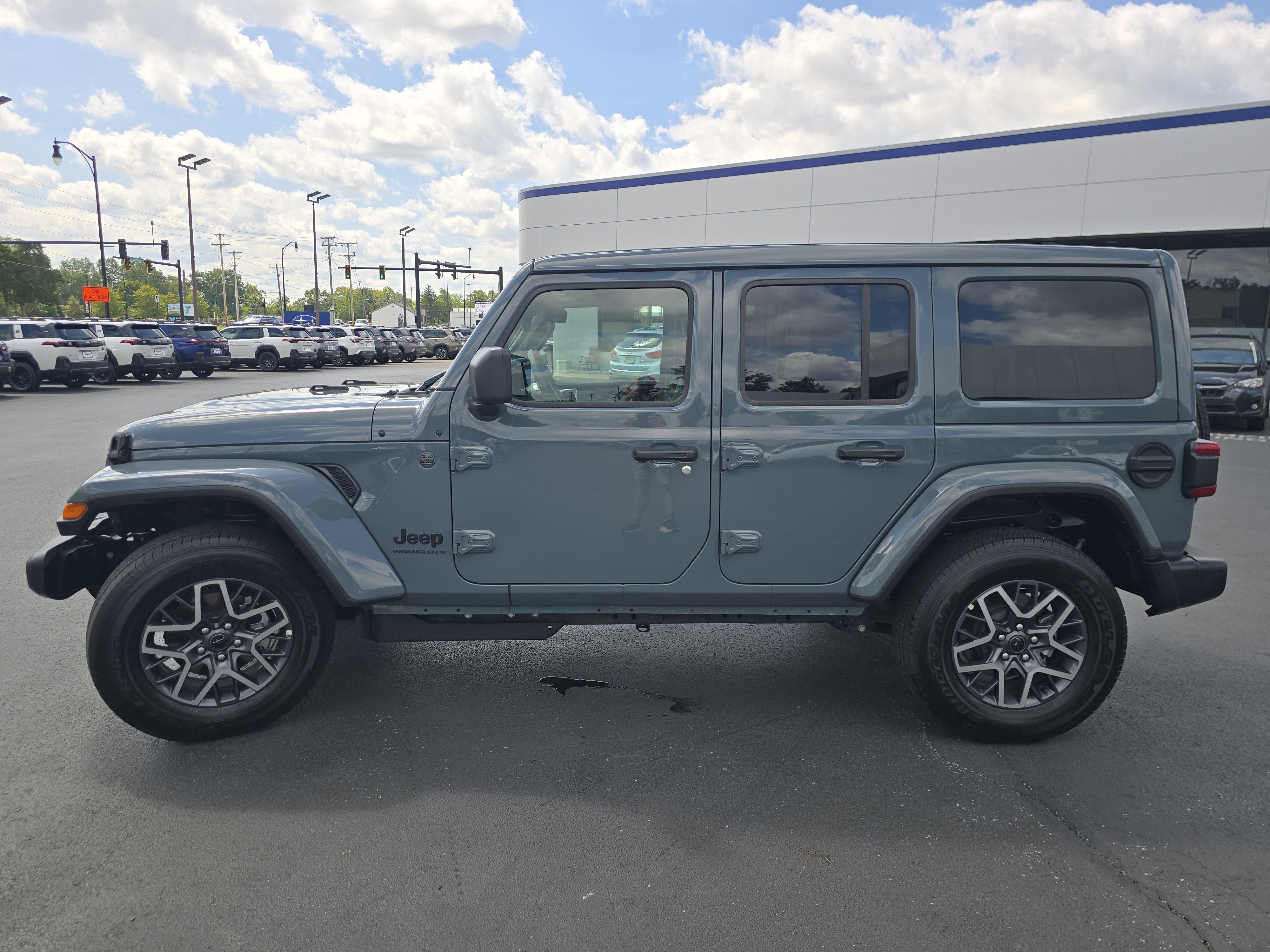 Used 2026 Jeep Wrangler Unlimited Sahara AWD/4WD image 4