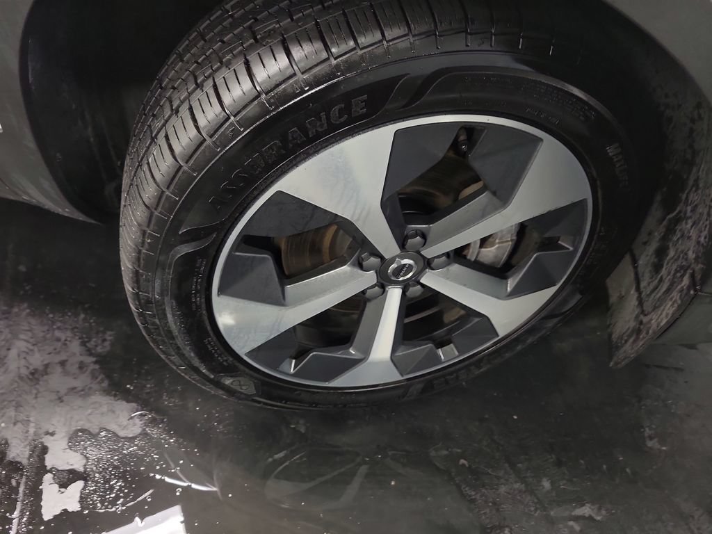 Used 2024 Volvo XC40 B5 Plus AWD/4WD image 10