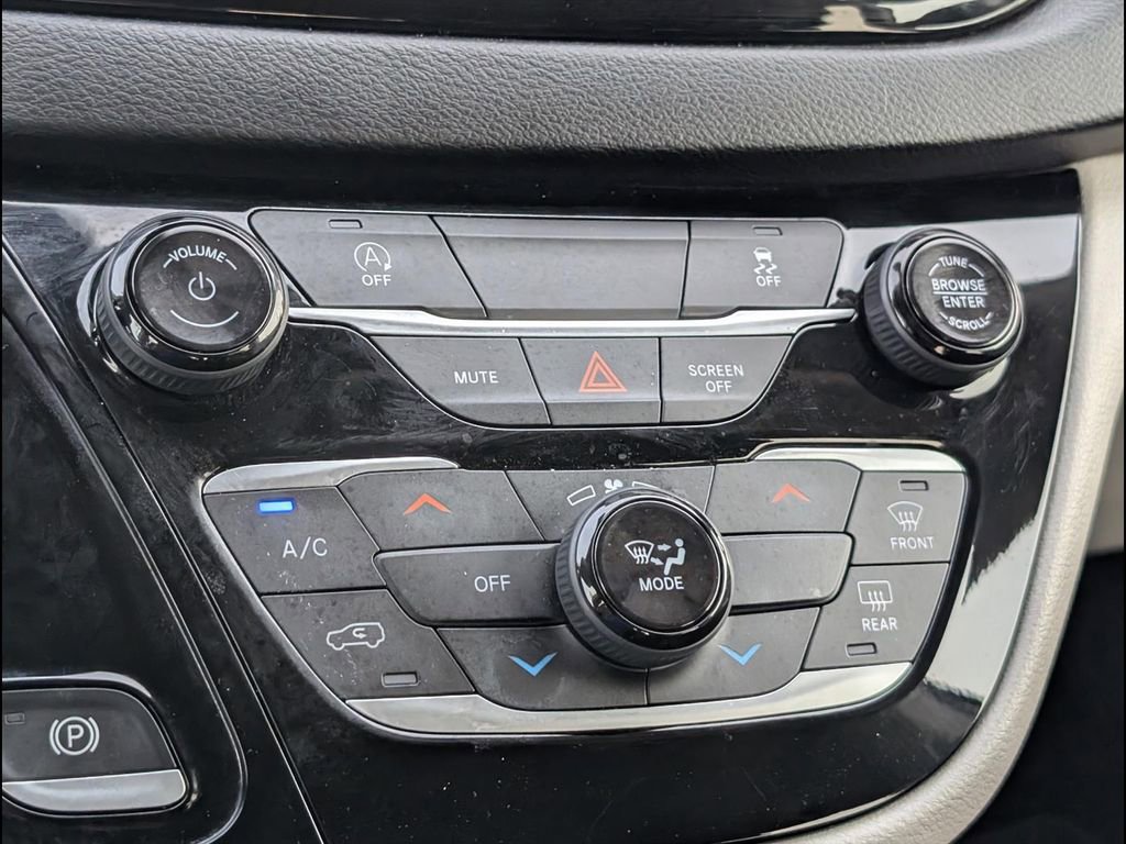 Used 2022 Chrysler Voyager LX image 16