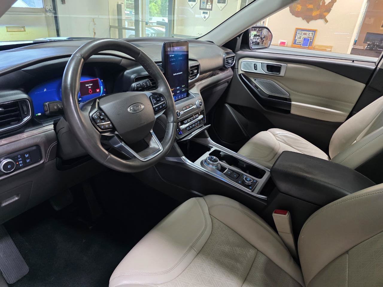 Used 2020 Ford Explorer Platinum w/ Premium Technology Package AWD/4WD image 15