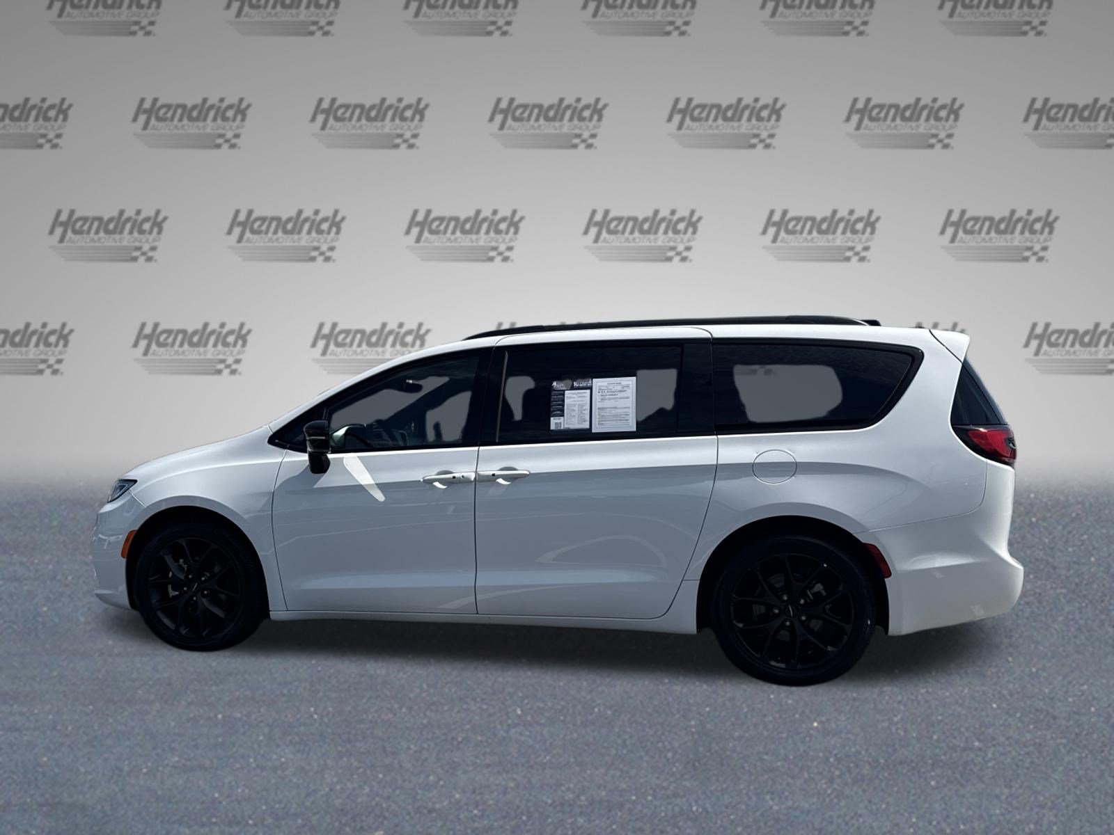 Used 2025 Chrysler Pacifica Limited FWD image 6