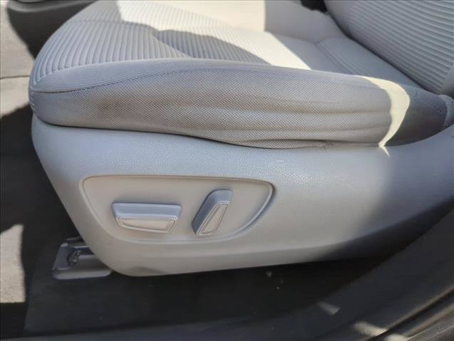 Used 2020 Toyota Highlander LE FWD image 15