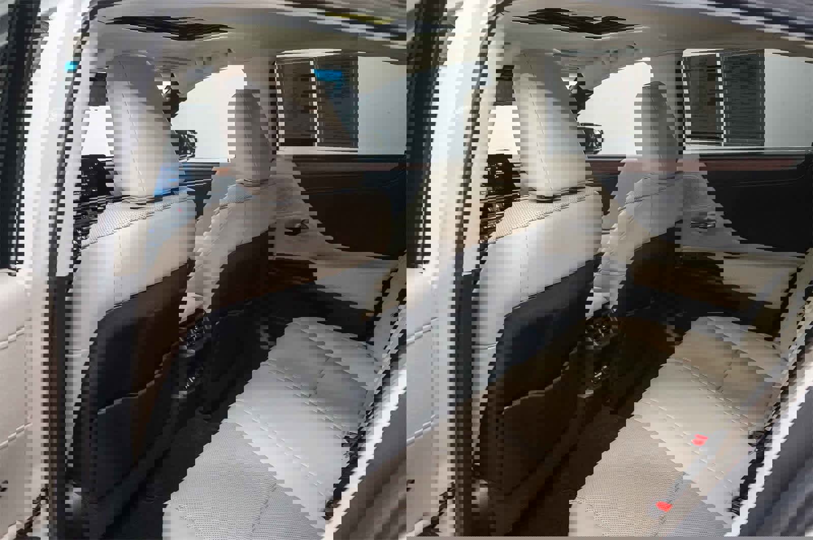 Used 2025 Lexus ES 300h w/ Premium Package image 19