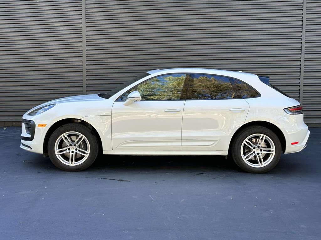 Certified 2025 Porsche Macan AWD/4WD image 3