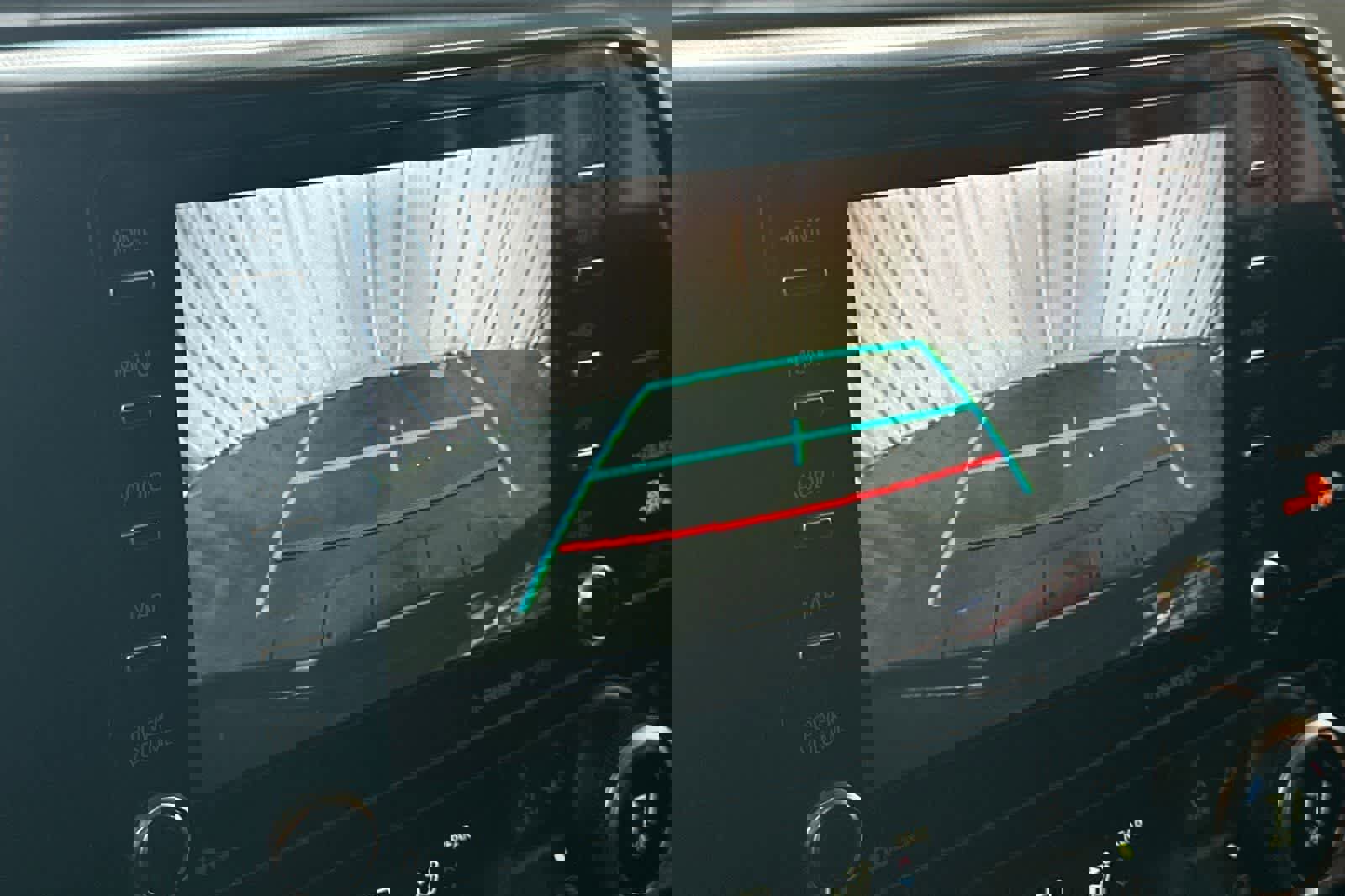 Used 2020 Toyota Highlander XLE image 24