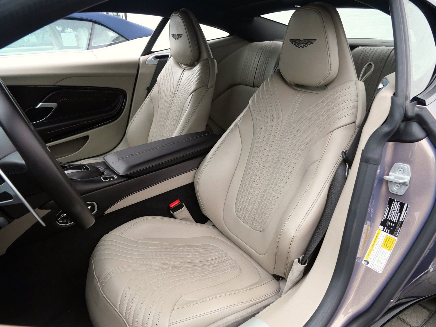 Used 2023 Aston Martin DB11 Coupe image 22