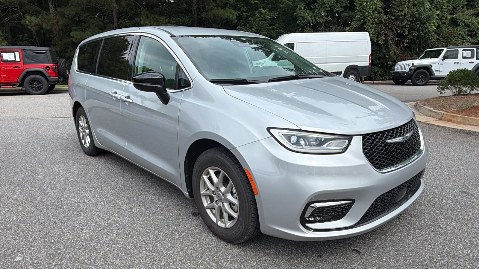 Used 2024 Chrysler Pacifica Touring-L FWD image 5
