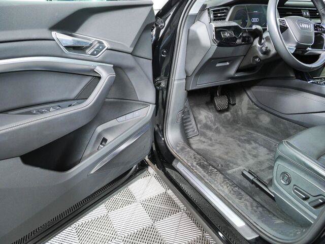 Used 2023 Audi e-tron Premium Plus w/ Premium Plus Package AWD/4WD image 8