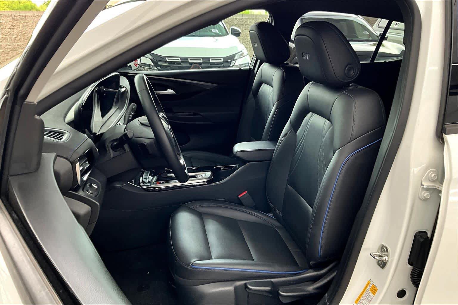 Used 2024 Buick Envista Sport Touring w/ Convenience II Package FWD image 8