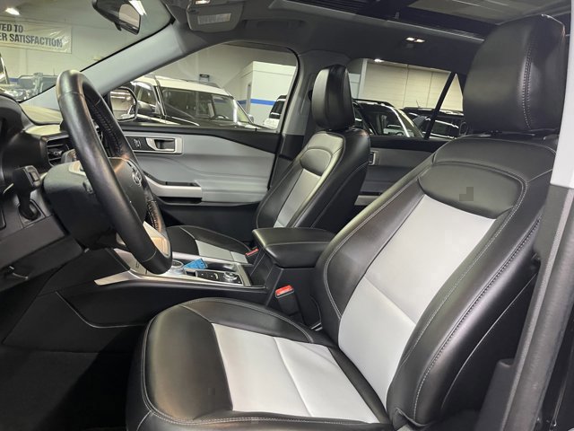 Used 2022 Ford Explorer XLT w/ Equipment Group 202A image 9