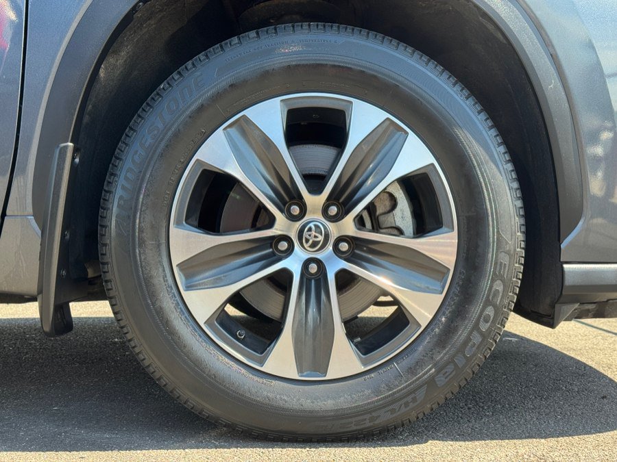 Used 2021 Toyota Highlander XLE AWD/4WD image 17