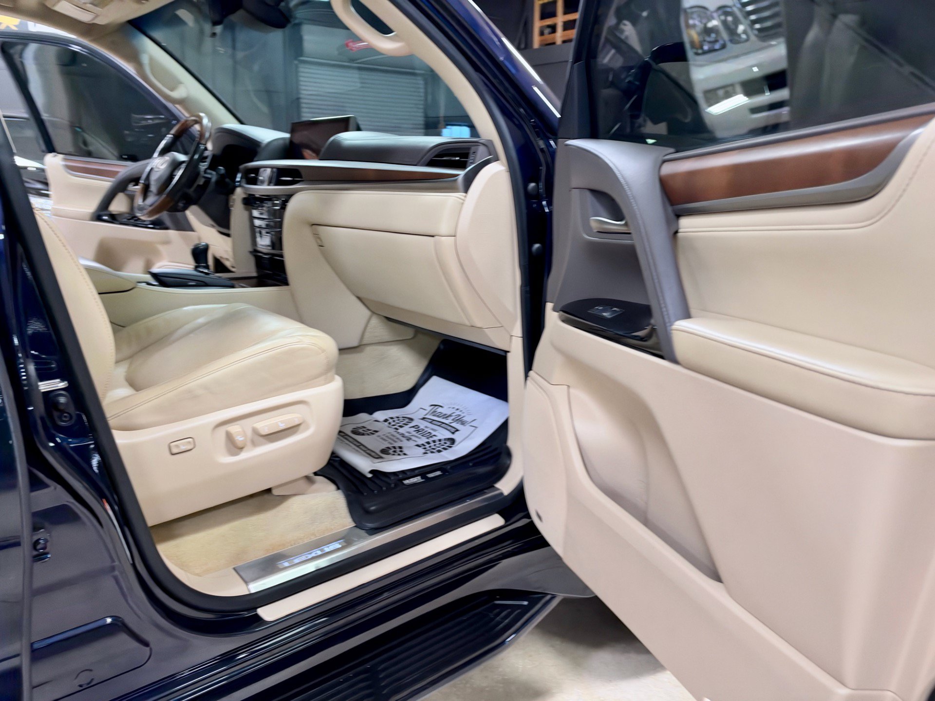 Used 2017 Lexus LX 570 4WD w/ Luxury Package image 28