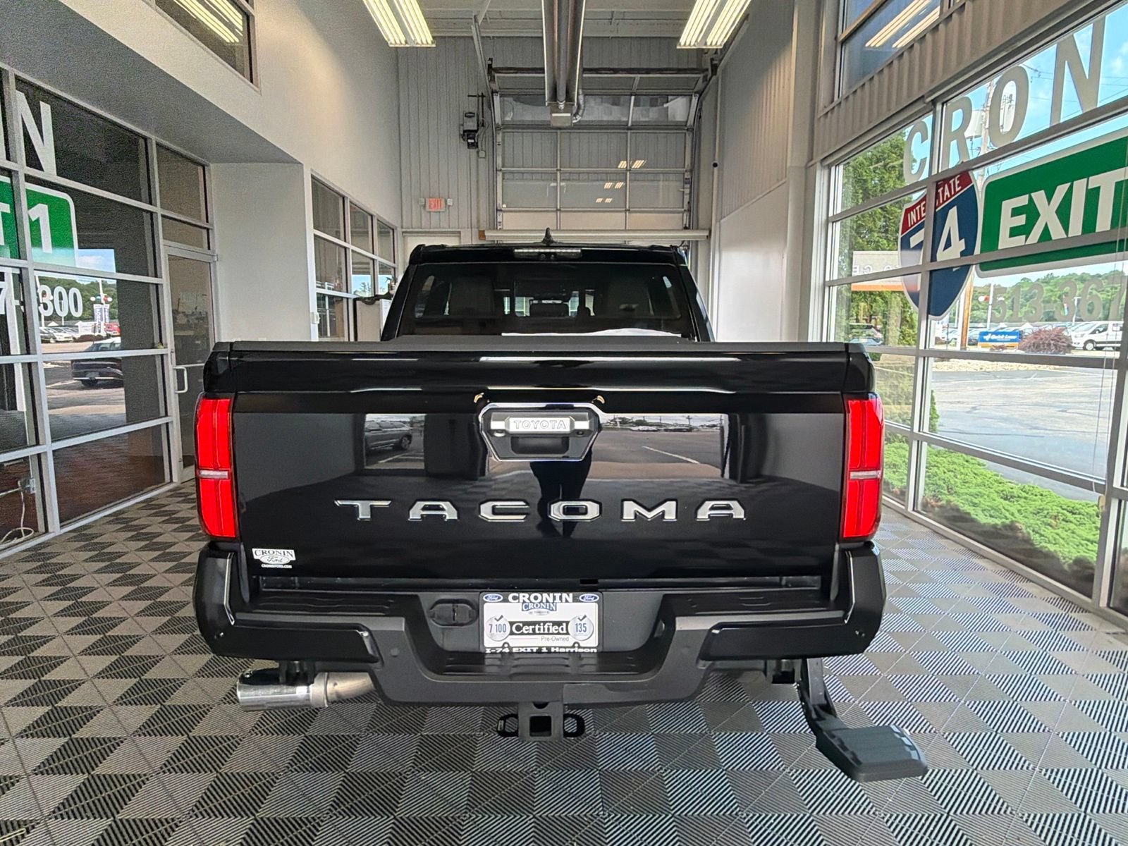 Used 2024 Toyota Tacoma Limited w/ Limited Package (LT) AWD/4WD image 5