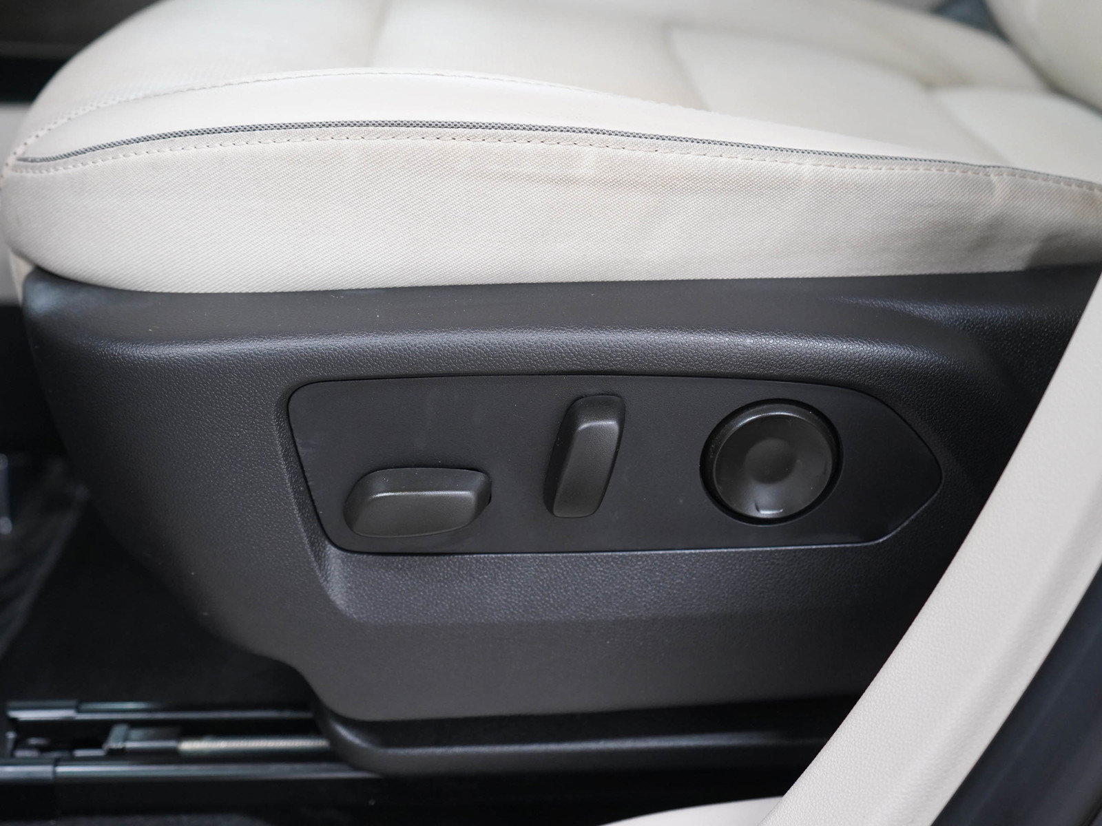 Used 2021 Buick Envision Essence AWD/4WD image 27