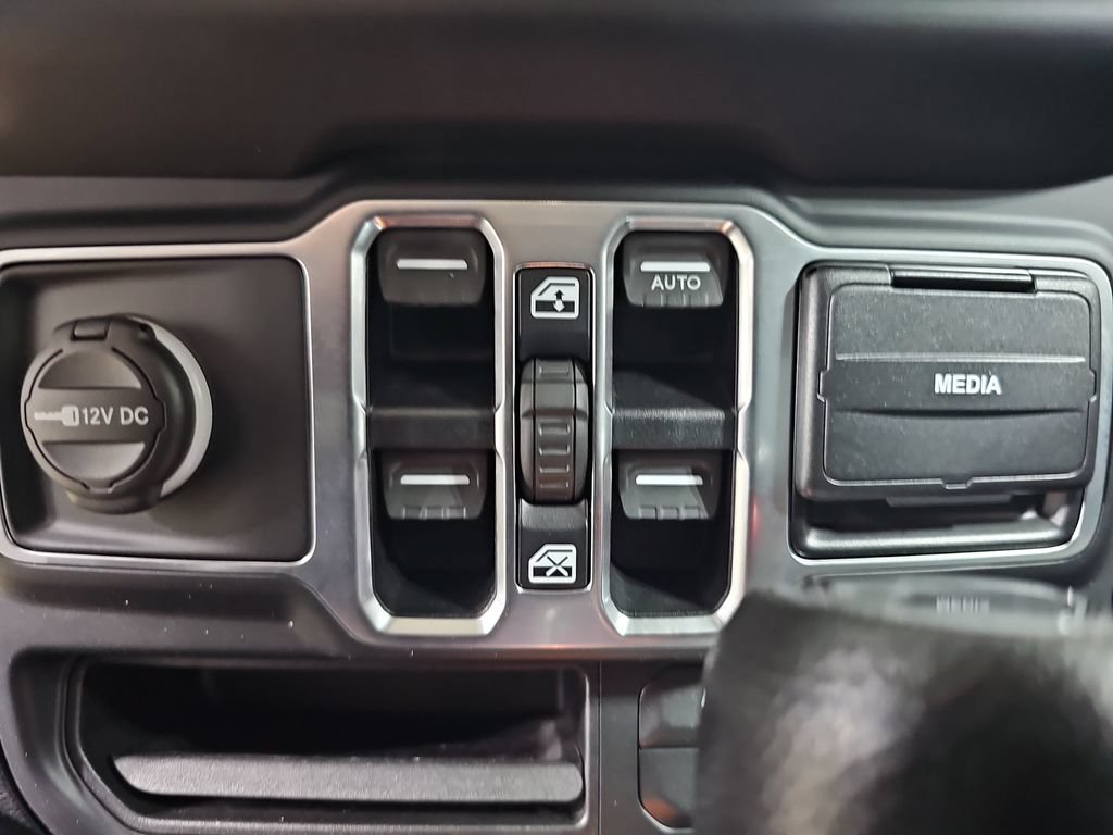 Used 2018 Jeep Wrangler Unlimited Sport S AWD/4WD image 32