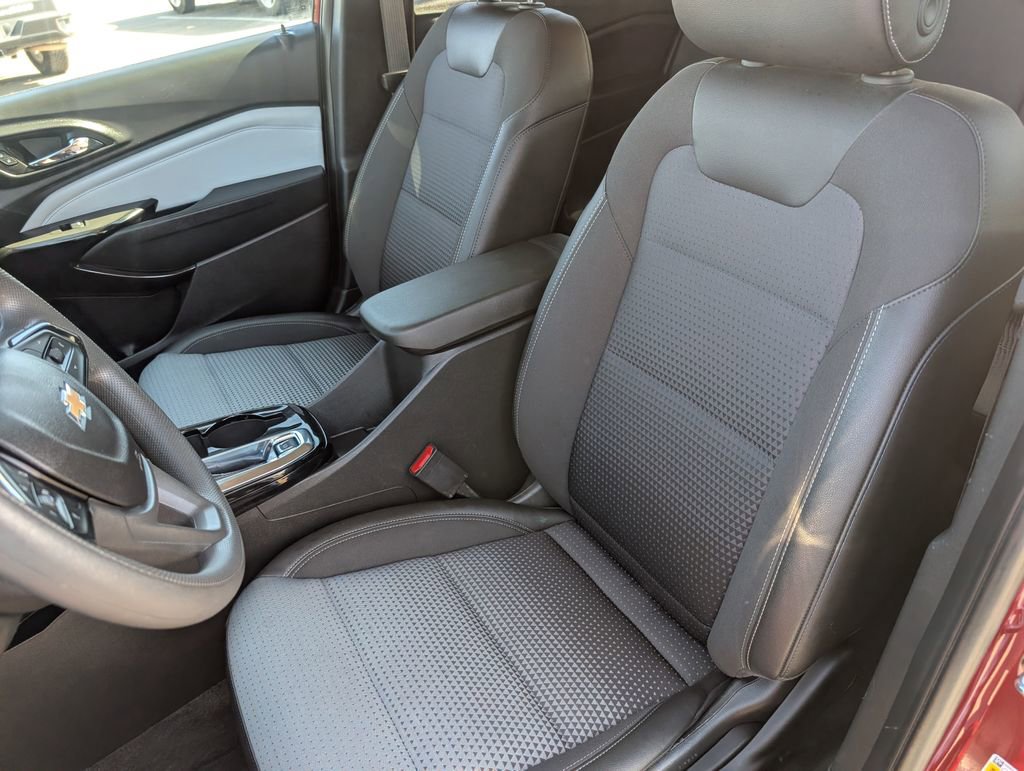 Used 2025 Chevrolet Trax LT FWD image 9