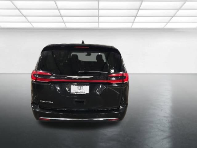 Used 2023 Chrysler Pacifica Touring-L image 5