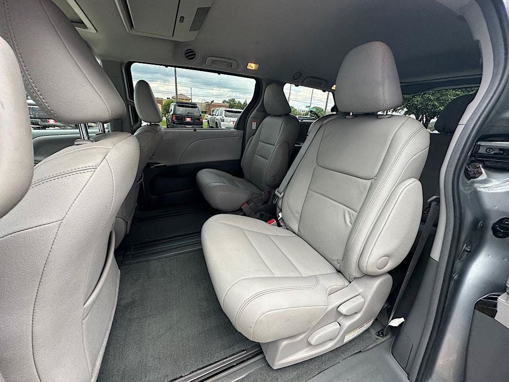 Used 2017 Toyota Sienna XLE Premium FWD image 18