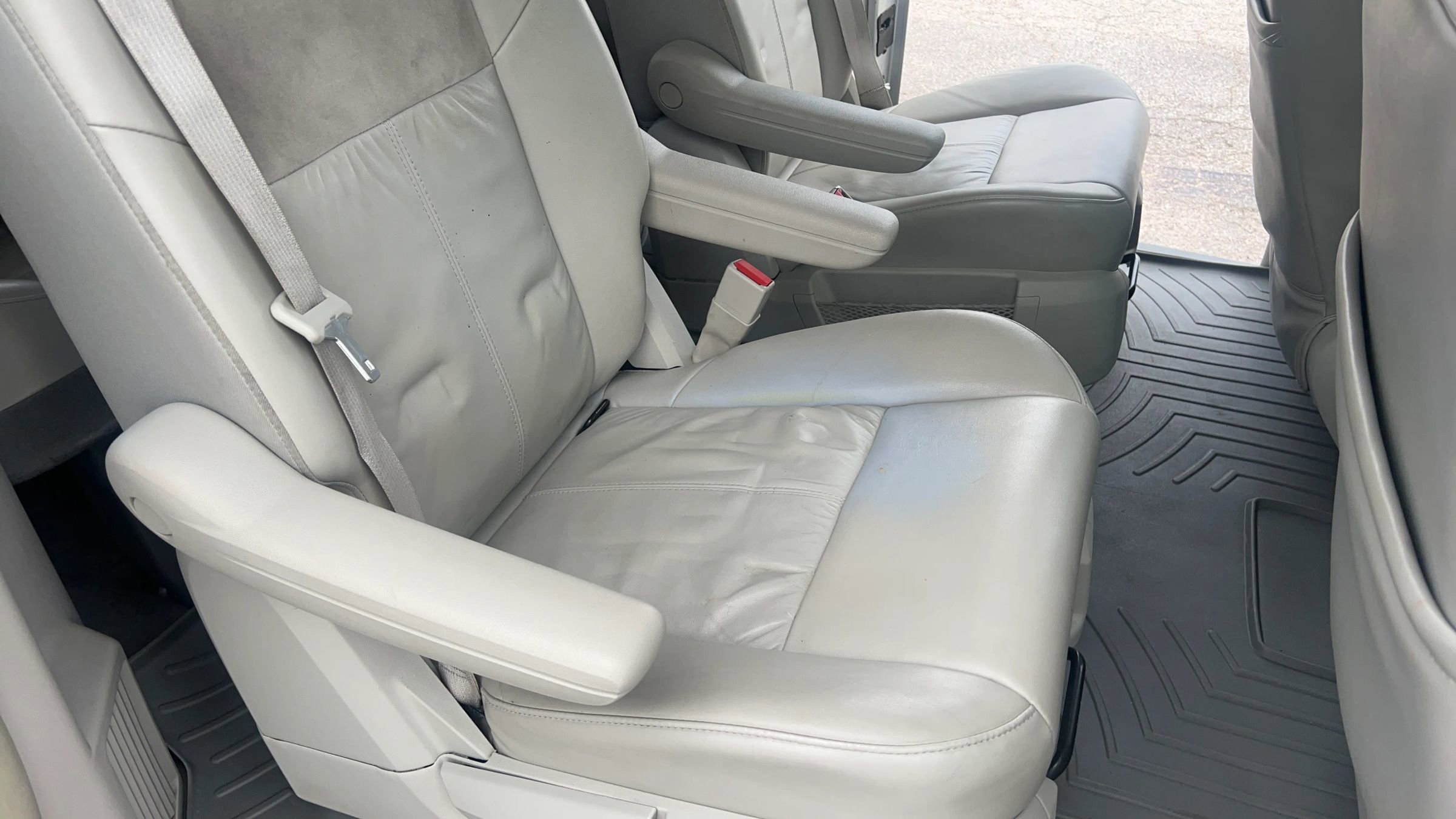 Used 2008 Chrysler Town & Country Limited w/ Entertainment Group #3 FWD image 23